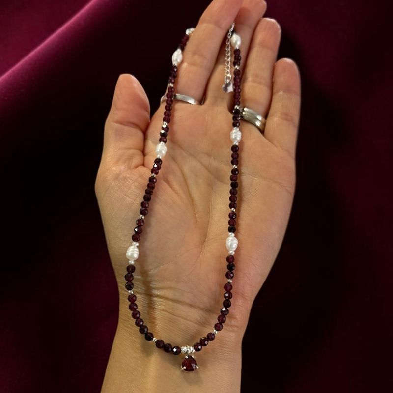Fashion, accesorii si bijuterii - Femei - Bijuterii femei - Coliere femei - Colier elegant Enisse din cristale de Granat si Perle de cultura cu Argint 925 - Infinity.ro