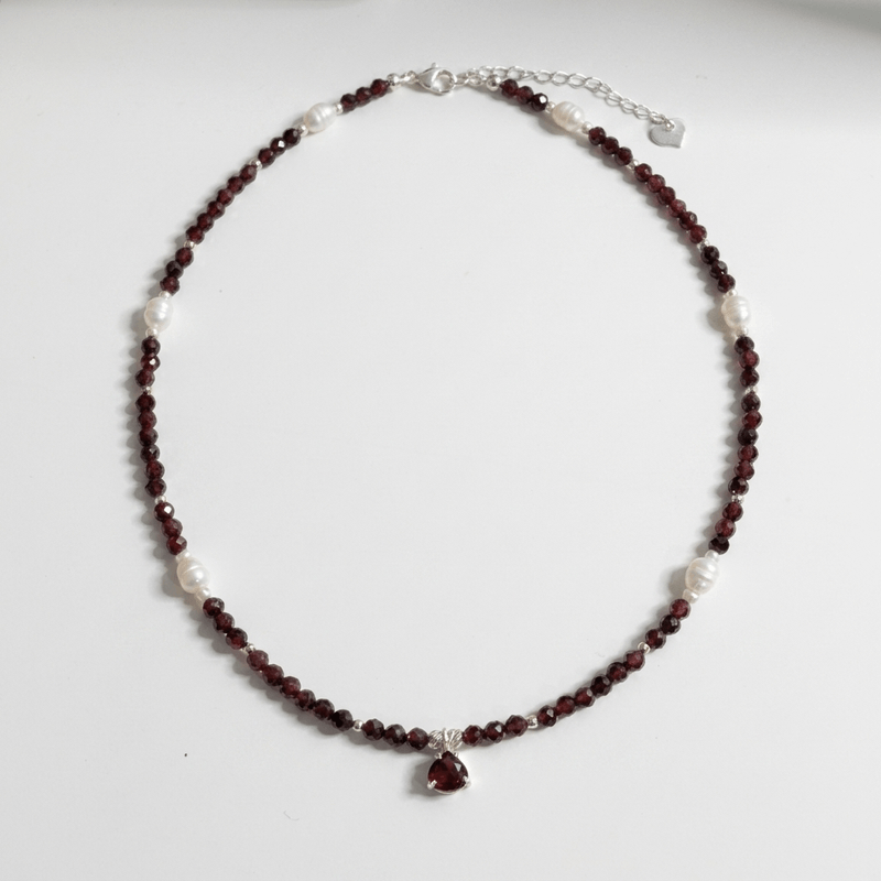 Fashion, accesorii si bijuterii - Femei - Bijuterii femei - Coliere femei - Colier elegant Enisse din cristale de Granat si Perle de cultura cu Argint 925 - Infinity.ro