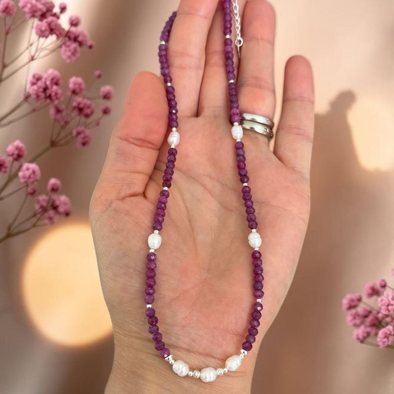 Fashion, accesorii si bijuterii - Femei - Bijuterii femei - Coliere femei - NOU! Colier choker Kiara din cristale de rubin si perle de cultura cu argint 925 - Infinity.ro