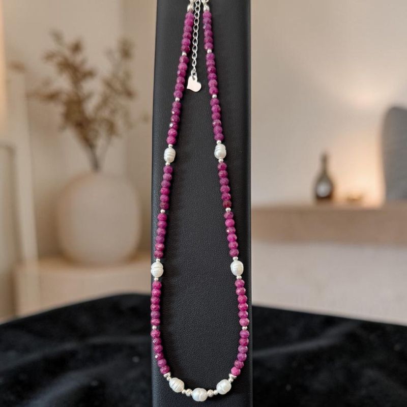 Fashion, accesorii si bijuterii - Femei - Bijuterii femei - Coliere femei - NOU! Colier choker Kiara din cristale de rubin si perle de cultura cu argint 925 - Infinity.ro