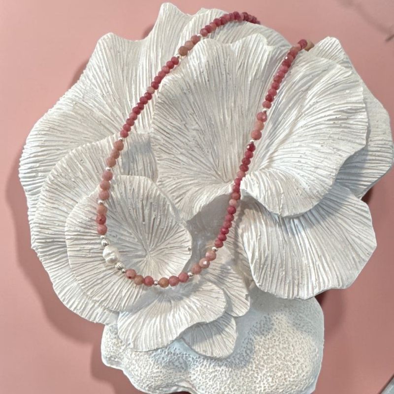 Fashion, accesorii si bijuterii - Femei - Bijuterii femei - Coliere femei - NOU! Colier elegant Ellis din rodonit si rodocrozit cu perla de cultura si accesorii din argint 925 - Infinity.ro