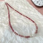 Fashion, accesorii si bijuterii - Femei - Bijuterii femei - Coliere femei - NOU! Colier elegant Ellis din rodonit si rodocrozit cu perla de cultura si accesorii din argint 925 - Infinity.ro