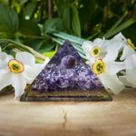 Casa si Gradina - Decoratiuni - Obiecte decorative - Accesorii decorative - Piramida Orgonica Nathifa cu Cristale si Sfera de Ametist, Praf de Cupru pentru Protectie - Infinity.ro