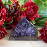 Casa si Gradina - Decoratiuni - Obiecte decorative - Accesorii decorative - Piramida Orgonica Nathifa cu Cristale si Sfera de Ametist, Praf de Cupru pentru Protectie - Infinity.ro