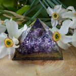 Casa si Gradina - Decoratiuni - Obiecte decorative - Accesorii decorative - Piramida Orgonica Nathifa cu Cristale si Sfera de Ametist, Praf de Cupru pentru Protectie - Infinity.ro