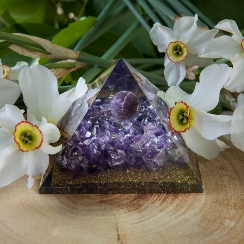 Casa si Gradina - Decoratiuni - Obiecte decorative - Accesorii decorative - Piramida Orgonica Nathifa cu Cristale si Sfera de Ametist, Praf de Cupru pentru Protectie - Infinity.ro