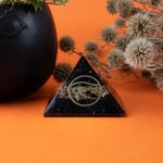 Casa si Gradina - Decoratiuni - Obiecte decorative - Accesorii decorative - Piramida Orgonica Ebony din Turmalina Neagra, Cuart Alb, Cupru si Ochiul lui Horus Pentru Protectie Electromagnetica - Infinity.ro