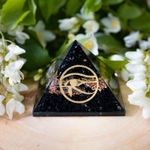 Casa si Gradina - Decoratiuni - Obiecte decorative - Accesorii decorative - Piramida Orgonica Ebony din Turmalina Neagra, Cuart Alb, Cupru si Ochiul lui Horus Pentru Protectie Electromagnetica - Infinity.ro