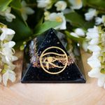 Casa si Gradina - Decoratiuni - Obiecte decorative - Accesorii decorative - Piramida Orgonica Ebony din Turmalina Neagra, Cuart Alb, Cupru si Ochiul lui Horus Pentru Protectie Electromagnetica - Infinity.ro