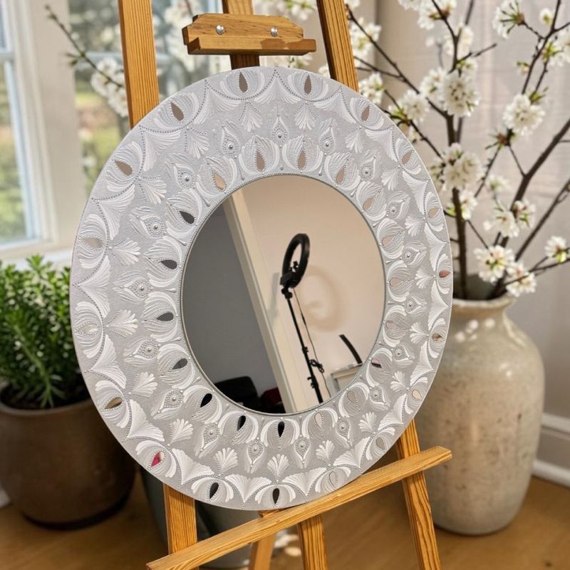 Casa si Gradina - Decoratiuni - Tablouri - Tablou Mandala cu oglinda centrala, in culori argintiu-alb, 60 cm, suport MDF - Infinity.ro