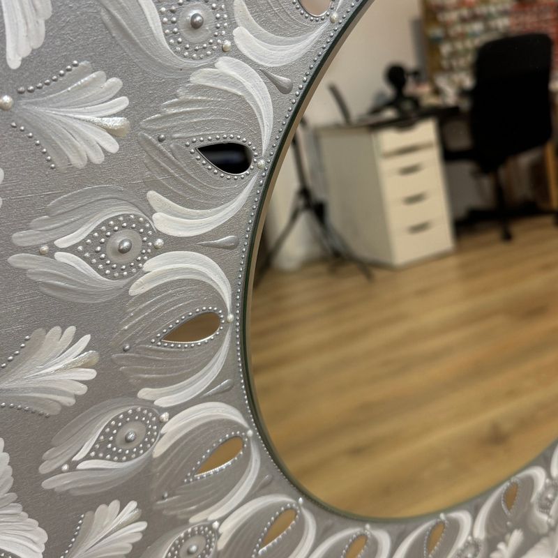 Casa si Gradina - Decoratiuni - Tablouri - Tablou Mandala cu oglinda centrala, in culori argintiu-alb, 60 cm, suport MDF - Infinity.ro