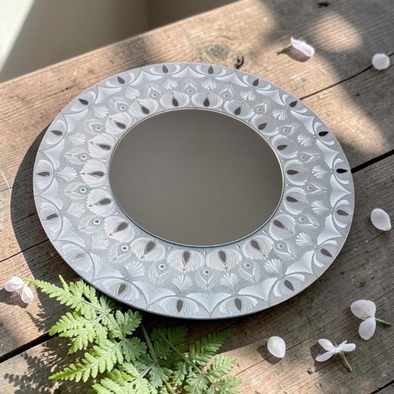 Casa si Gradina - Decoratiuni - Tablouri - Tablou Mandala cu oglinda centrala, in culori argintiu-alb, 60 cm, suport MDF - Infinity.ro