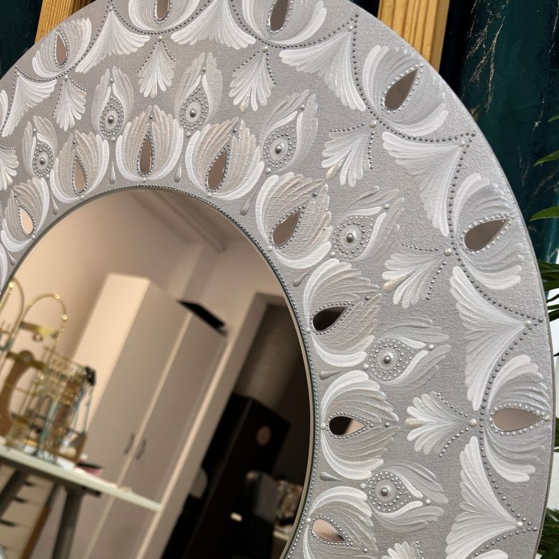 Casa si Gradina - Decoratiuni - Tablouri - Tablou Mandala cu oglinda centrala, in culori argintiu-alb, 60 cm, suport MDF - Infinity.ro
