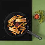 Casa si Gradina - Bucatarie si vesela - Vase pentru gatit - Tigai si seturi - Tigaie Tefal Renew de 24 cm C4320423, 100% aluminiu reciclat, indicator Thermo-Signal, compatibil cu inductia, invelis - Infinity.ro