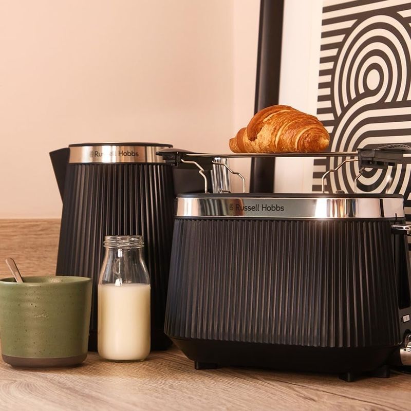 Electronice si Electrocasnice - Electrocasnice bucatarie - Preparare bauturi - Fierbatoare de apa - Fierbator electric Russell Hobbs 26750-70 Bronte, 1.7L, 3000W, design fluted mat, iluminare interna, accenturi crom - Infinity.ro