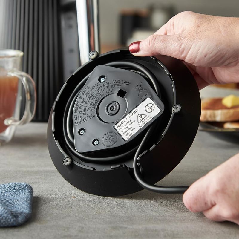 Electronice si Electrocasnice - Electrocasnice bucatarie - Preparare bauturi - Fierbatoare de apa - Fierbator electric Russell Hobbs 26750-70 Bronte, 1.7L, 3000W, design fluted mat, iluminare interna, accenturi crom - Infinity.ro