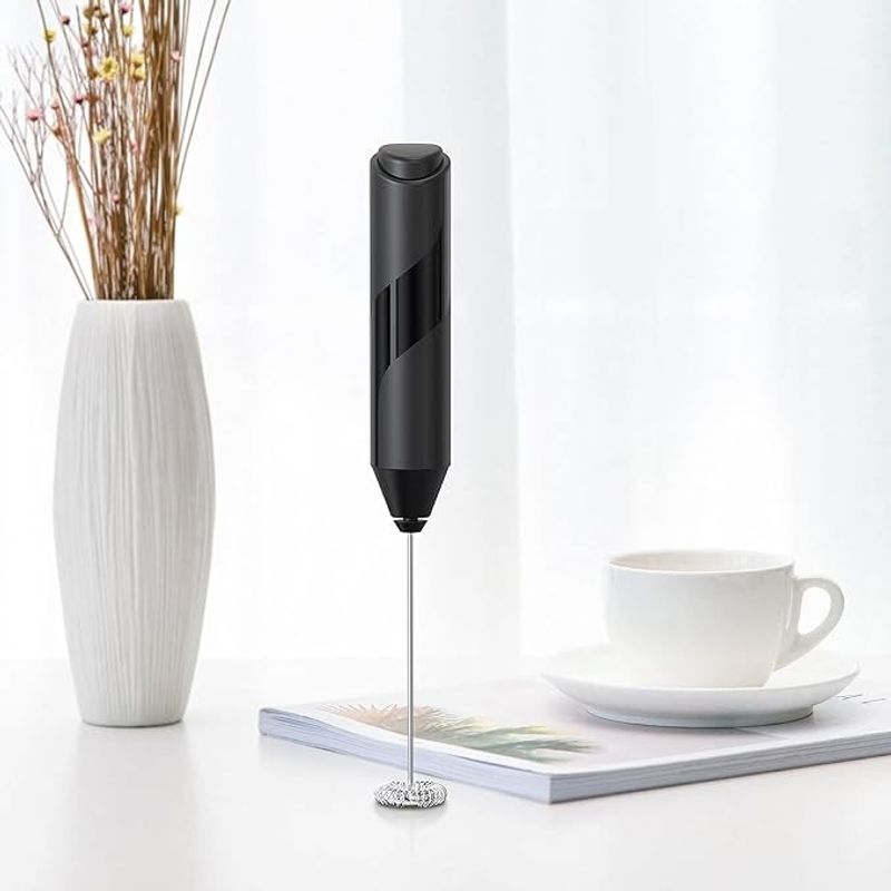 Electronice si Electrocasnice - Electrocasnice bucatarie - Mixere, tocatoare & roboti de bucatarie - Mixere - Mini Mixer pentru lapte, cu suport, functioneaza cu baterii, 22 cm lungime, negru - Infinity.ro