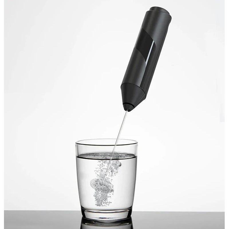 Electronice si Electrocasnice - Electrocasnice bucatarie - Mixere, tocatoare & roboti de bucatarie - Mixere - Mini Mixer pentru lapte, cu suport, functioneaza cu baterii, 22 cm lungime, negru - Infinity.ro