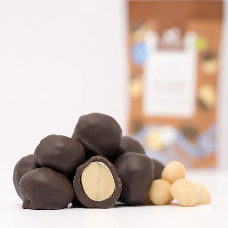 Market - Bacanie - Chipsuri si snacksuri - Alune, fistic si mixuri - Macadamia in ciocolata raw fara zahar BIO, 50g - Infinity.ro