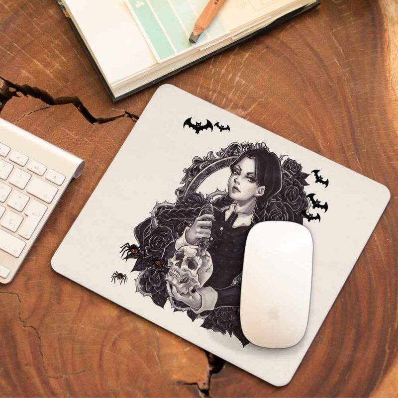 PC, gaming si accesorii - Periferice PC - Mousepad - Mousepad Familia Addams Wednesday Craniu Cutit Shakespeare Horror CoolTrend, 21x19cm - Infinity.ro
