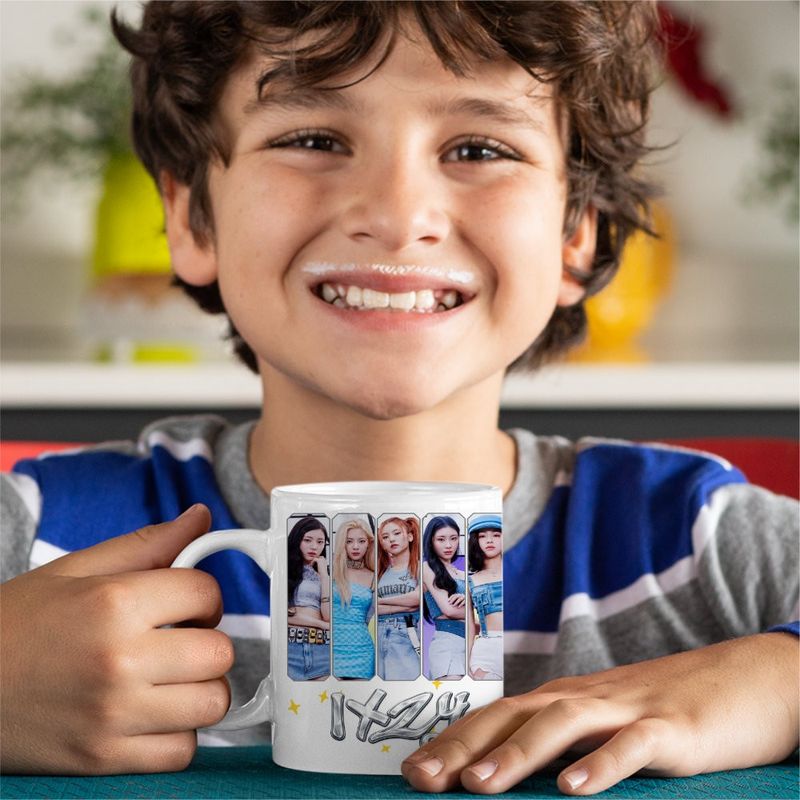 Casa si Gradina - Bucatarie si vesela - Cani si pahare - Cani si cesti - Cana Itzy Kpop Merch, alba, 330ml - Infinity.ro