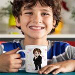 Casa si Gradina - Bucatarie si vesela - Cani si pahare - Cani si cesti - Cana Lewis Capaldi Chibi Cartoon, alba, 330ml - Infinity.ro