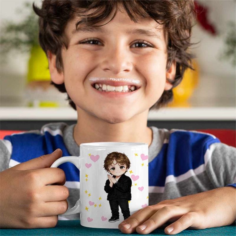 Casa si Gradina - Bucatarie si vesela - Cani si pahare - Cani si cesti - Cana Lewis Capaldi Chibi Cartoon, alba, 330ml - Infinity.ro