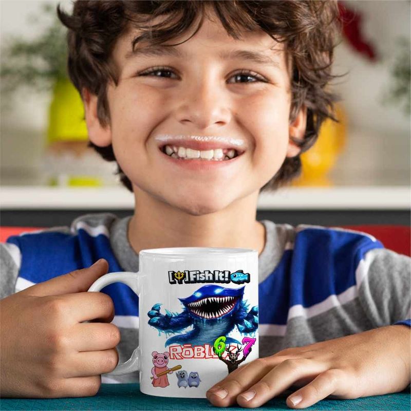 Casa si Gradina - Bucatarie si vesela - Cani si pahare - Cani si cesti - Cana Roblox Fish it Huggy Wuggy Sea Monster Pescar, alba, 330ml - Infinity.ro