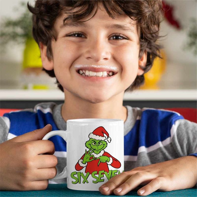 Casa si Gradina - Bucatarie si vesela - Cani si pahare - Cani si cesti - Cana Six Seven Grinch Craciun CoolTrend, alba, 330ml - Infinity.ro