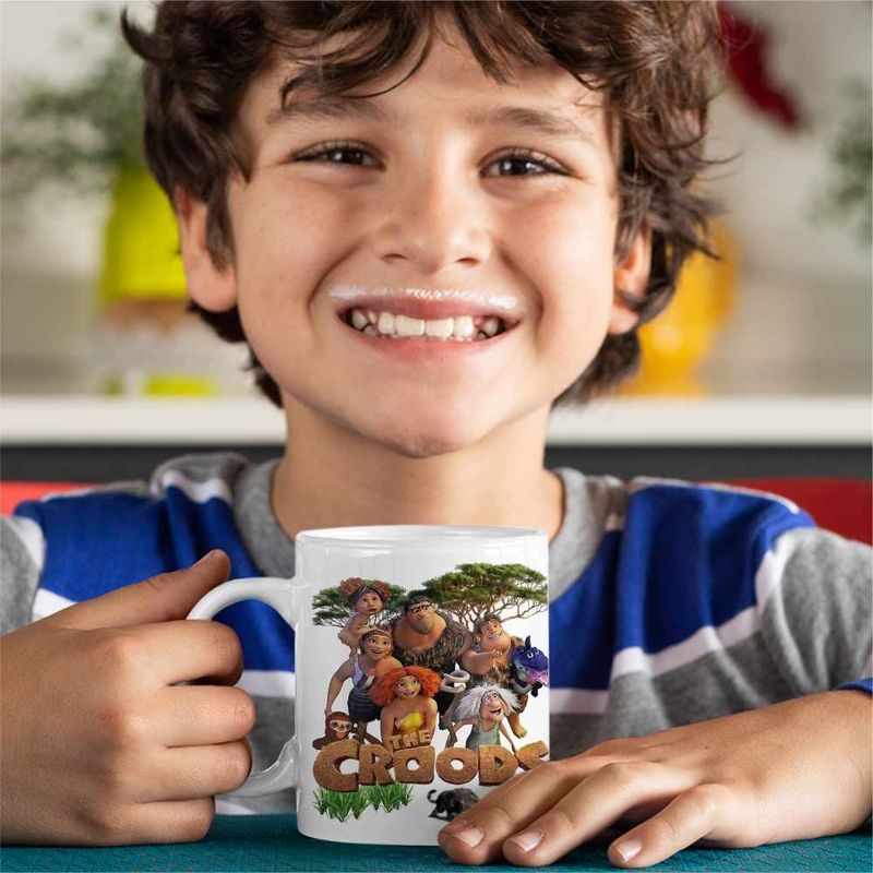 Casa si Gradina - Bucatarie si vesela - Cani si pahare - Cani si cesti - Cana The Croods Actiune in Epoca de Piatra Familia Crood CoolTrend, alba, 330ml - Infinity.ro