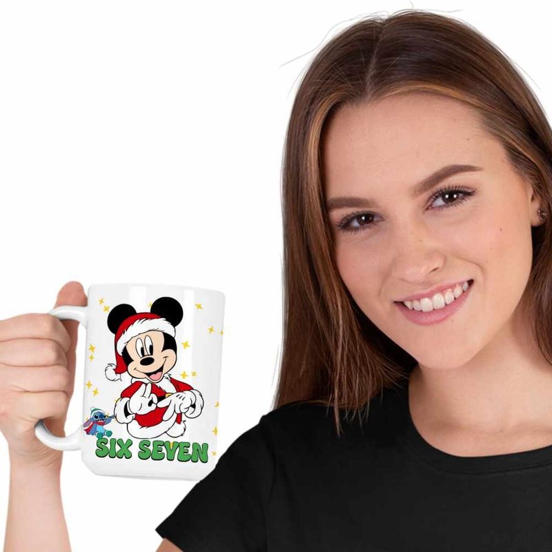 Casa si Gradina - Bucatarie si vesela - Cani si pahare - Cani si cesti - Cana Six Seven Mickey Mouse Craciun Donald Duck CoolTrend, alba, 330ml - Infinity.ro