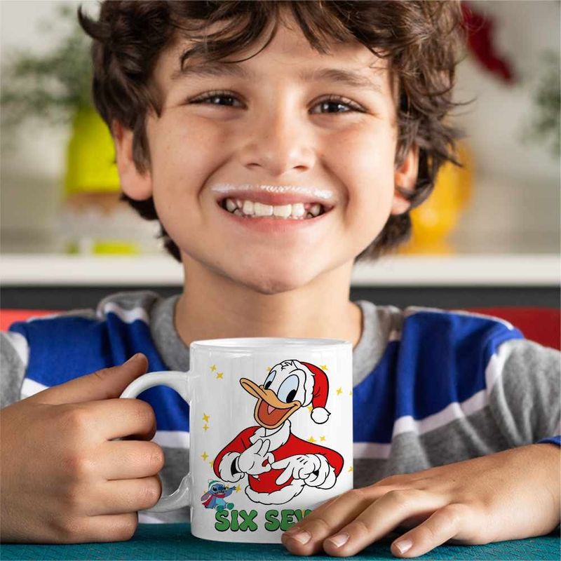 Casa si Gradina - Bucatarie si vesela - Cani si pahare - Cani si cesti - Cana Six Seven Donald Duck Craciun Mickey Mouse CoolTrend, alba, 330ml - Infinity.ro