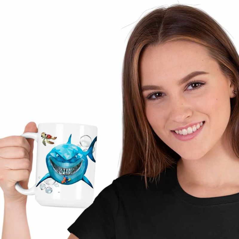 Casa si Gradina - Bucatarie si vesela - Cani si pahare - Cani si cesti - Cana Cautarea lui Nemo Bruce Rechin Ocean Geometric CoolTrend, alba, 330ml - Infinity.ro