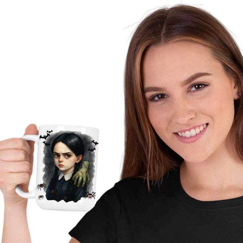Casa si Gradina - Bucatarie si vesela - Cani si pahare - Cani si cesti - Cana Familia Addams Wednesday Hand Halloween Mana Horror Petrecere CoolTrend, alba, 330ml - Infinity.ro
