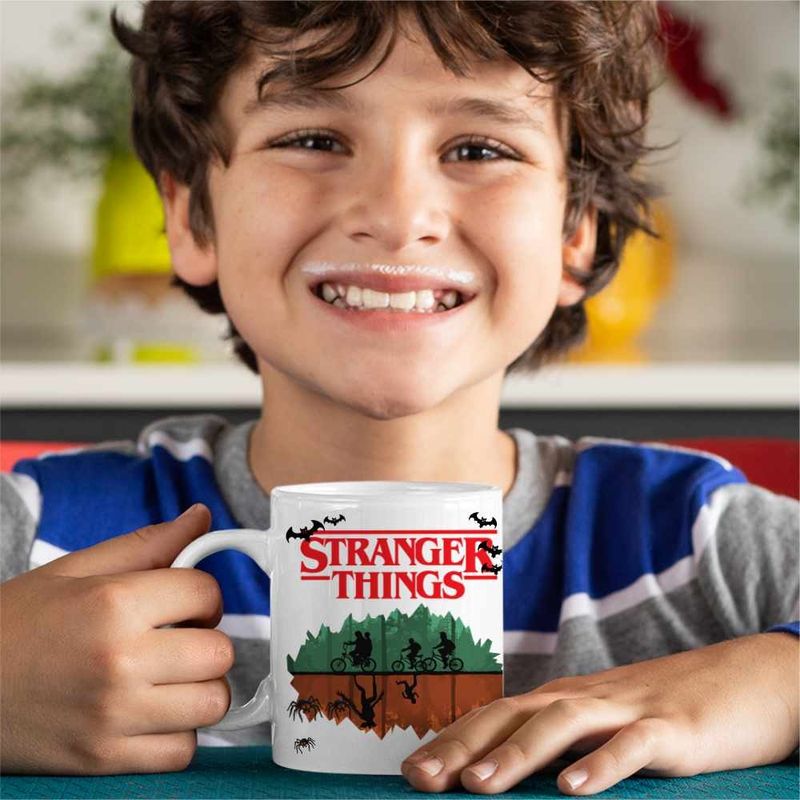 Casa si Gradina - Bucatarie si vesela - Cani si pahare - Cani si cesti - Cana Stranger Things Padure Bicilete Abis Monstri CoolTrend, alba, 330ml - Infinity.ro