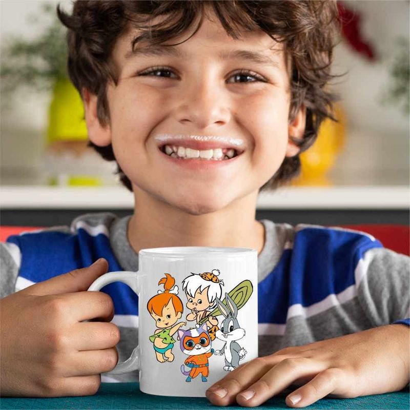 Casa si Gradina - Bucatarie si vesela - Cani si pahare - Cani si cesti - Cana Familia Flintstone Pebbles Bamm Bamm Super Pisicute Bugs Bunny Bebelusi, CoolTrend, alba, 330ml - Infinity.ro