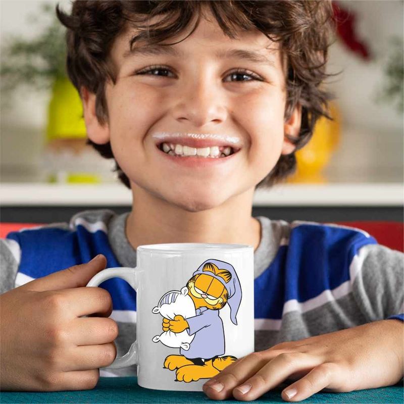 Casa si Gradina - Bucatarie si vesela - Cani si pahare - Cani si cesti - Cana Garfield Somnoros Perna Noapte, CoolTrend, alba, 330ml - Infinity.ro