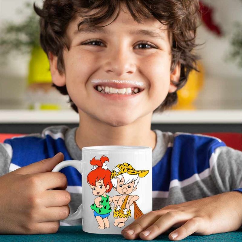 Casa si Gradina - Bucatarie si vesela - Cani si pahare - Cani si cesti - Cana Familia Flintstone Bamm Bamm Pebbles Bebelusi Epoca de Piatra, CoolTrend, alba, 330ml - Infinity.ro