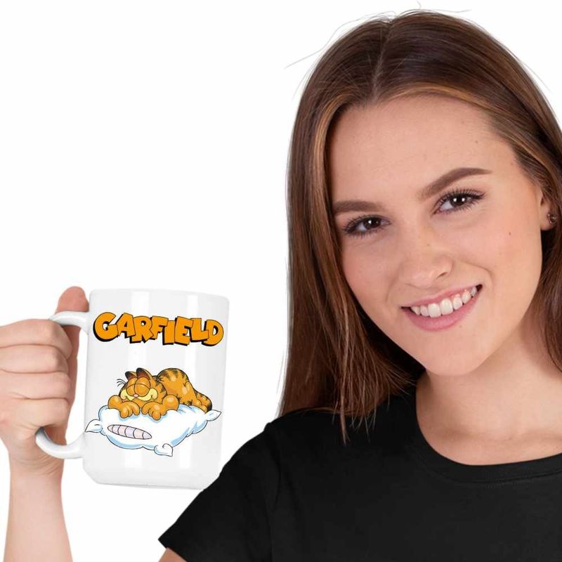 Casa si Gradina - Bucatarie si vesela - Cani si pahare - Cani si cesti - Cana Garfield Somn Perna Nani, CoolTrend, alba, 330ml - Infinity.ro