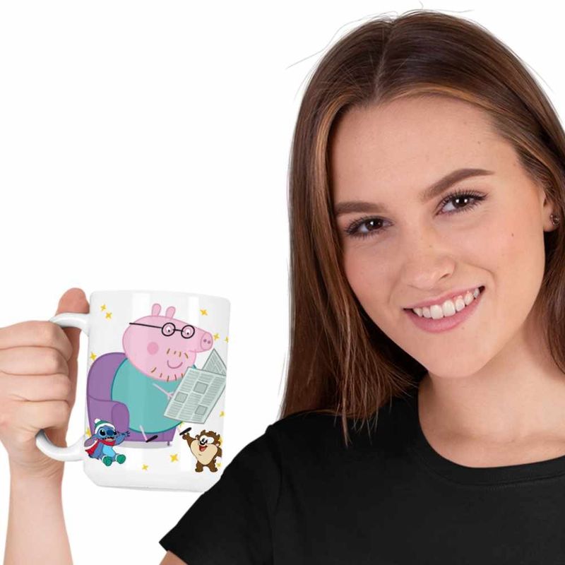 Casa si Gradina - Bucatarie si vesela - Cani si pahare - Cani si cesti - Cana Tata Purcelusa Peppa Citeste Ziarul CoolTrend, alba, 330ml - Infinity.ro