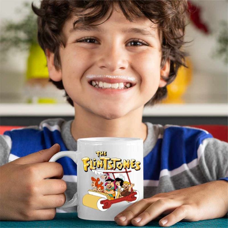 Casa si Gradina - Bucatarie si vesela - Cani si pahare - Cani si cesti - Cana Familia Flintstone Masina Aventuri Epoca de Piatra, CoolTrend, alba, 330ml - Infinity.ro