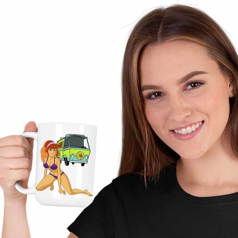 Casa si Gradina - Bucatarie si vesela - Cani si pahare - Cani si cesti - Cana Scooby-Doo Daphne Bikini Costum Baie, CoolTrend, alba, 330ml - Infinity.ro