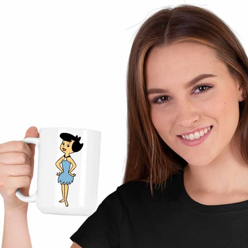 Casa si Gradina - Bucatarie si vesela - Cani si pahare - Cani si cesti - Cana Familia Flintstone Betty Rubble Epoca de Piatra, CoolTrend, alba, 330ml - Infinity.ro