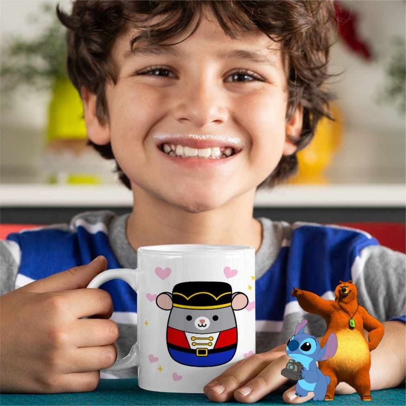 Casa si Gradina - Bucatarie si vesela - Cani si pahare - Cani si cesti - Cana Squishmallows Soldatel Mos Craciun Gerila CoolTrend, alba, 330ml - Infinity.ro