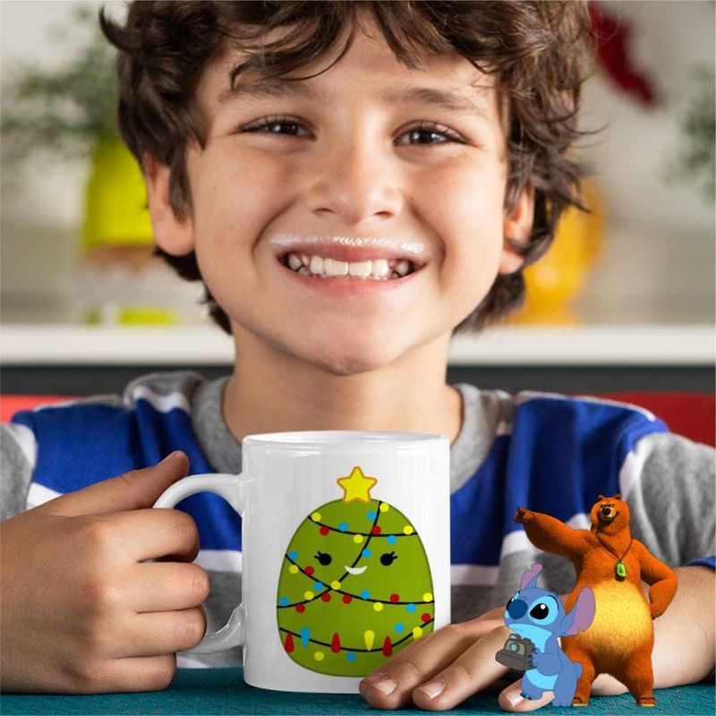Casa si Gradina - Bucatarie si vesela - Cani si pahare - Cani si cesti - Cana Squishmallows Brad Craciun Decembrie CoolTrend, alba, 330ml - Infinity.ro