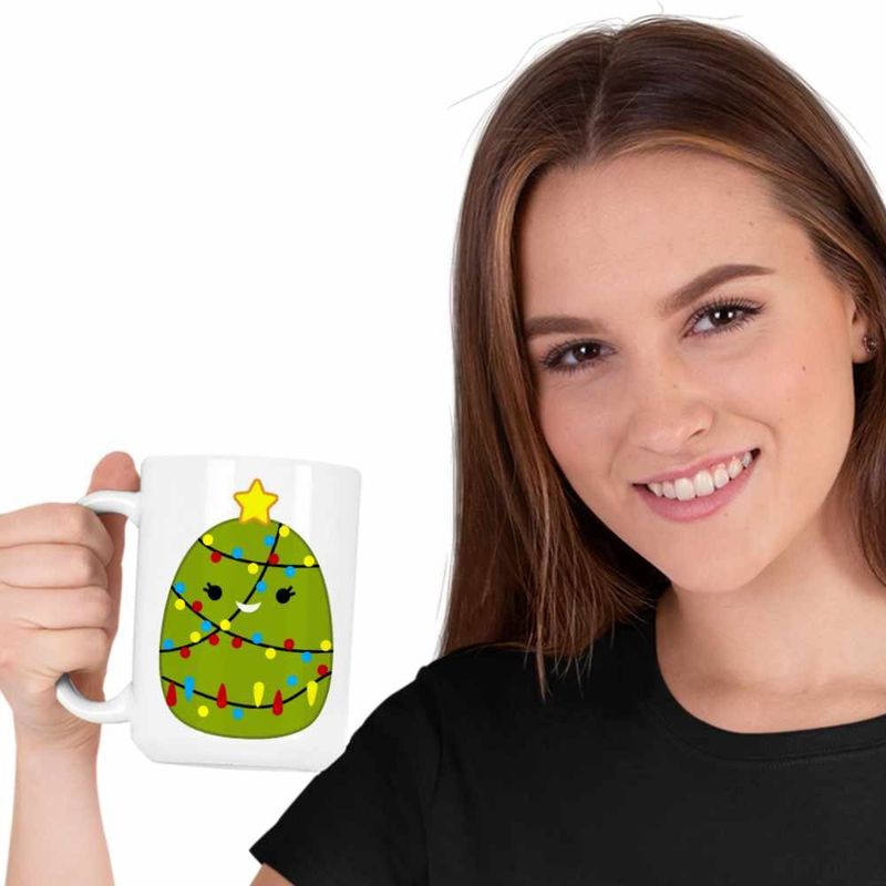 Casa si Gradina - Bucatarie si vesela - Cani si pahare - Cani si cesti - Cana Squishmallows Brad Craciun Decembrie CoolTrend, alba, 330ml - Infinity.ro