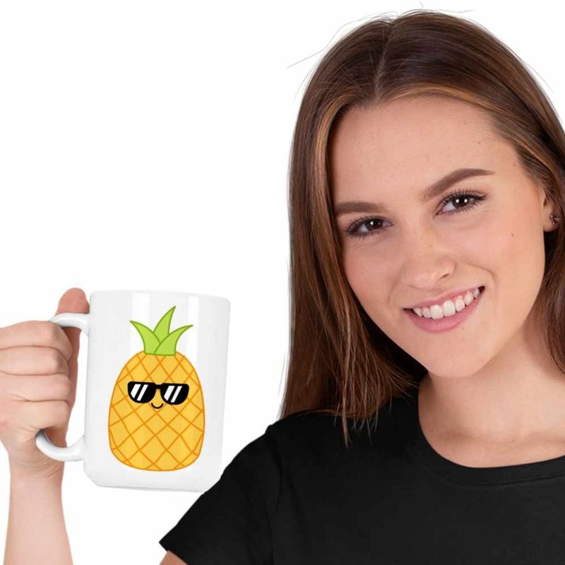Casa si Gradina - Bucatarie si vesela - Cani si pahare - Cani si cesti - Cana Squishmallows Ananas Squish CoolTrend, alba, 330ml - Infinity.ro