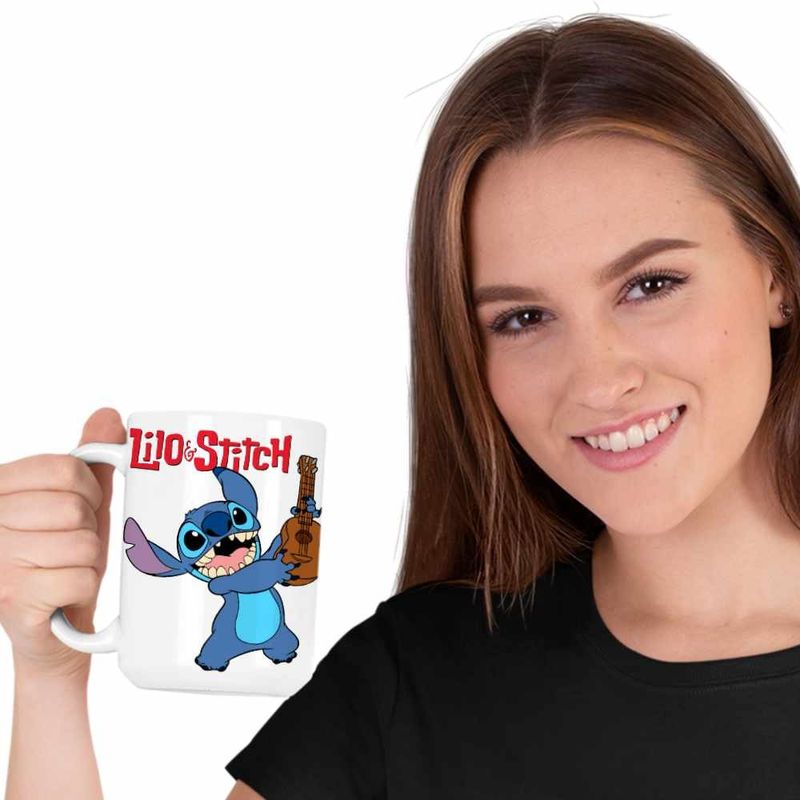 Casa si Gradina - Bucatarie si vesela - Cani si pahare - Cani si cesti - Cana Stitch Chitara CoolTrend, alba, 330ml - Infinity.ro