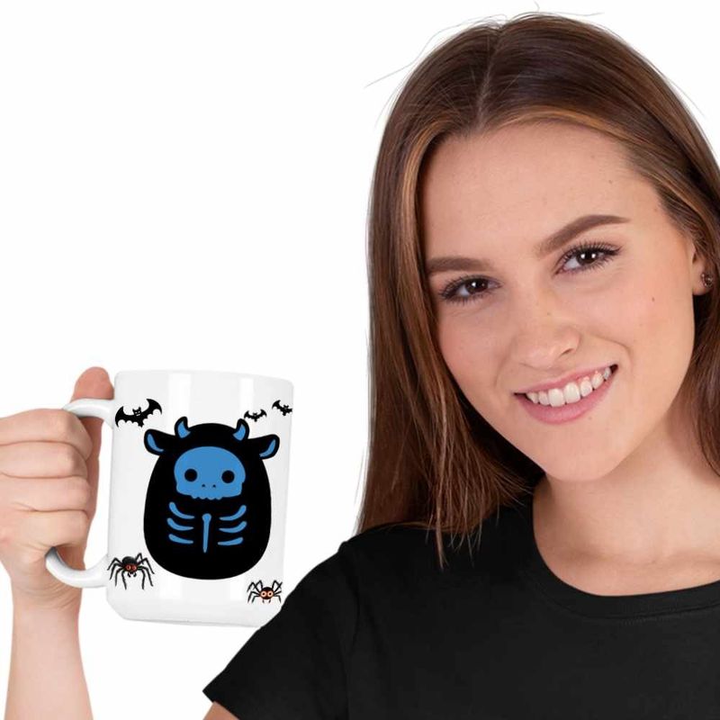 Casa si Gradina - Bucatarie si vesela - Cani si pahare - Cani si cesti - Cana Squishmallows Schelet Halloween CoolTrend, alba, 330ml - Infinity.ro