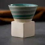 Casa si Gradina - Bucatarie si vesela - Cani si pahare - Cani si cesti - Set ceasca ceramica pentru espresso ABYZ 120ml cu suport cub ceramic, design conic minimalist, dungi Blue Smarald - Infinity.ro